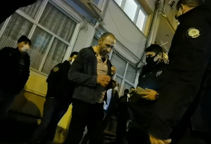 Bursa'da yanan evini endişeyle izleyen kişiye maske ihlali cezası