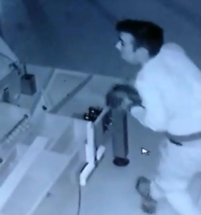 Oyun makinesinin kilidini kırıp bozuk paraları çaldı; o anlar kamerada -4