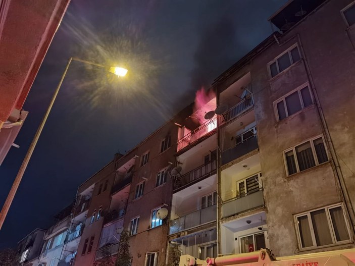 Bursa'da yanan evini endişeyle izleyen kişiye maske ihlali cezası