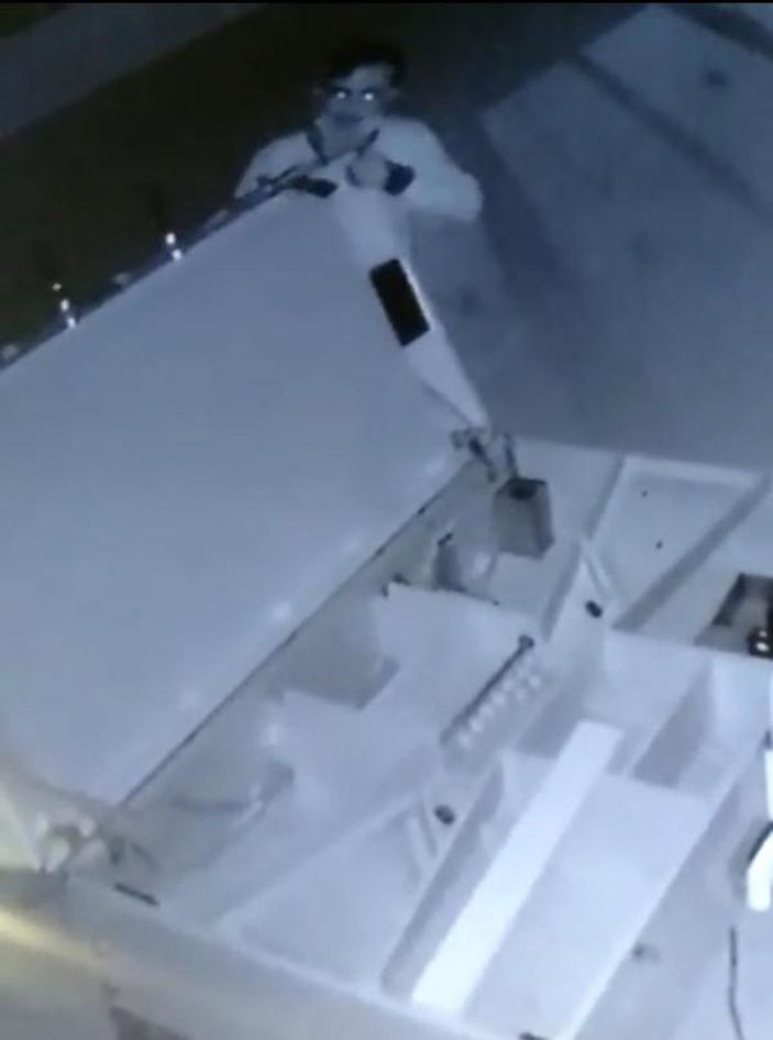 Oyun makinesinin kilidini kırıp bozuk paraları çaldı; o anlar kamerada -5