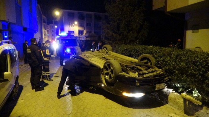Sivas'ta sürücüsü kontrolünü kaybeden otomobil ters döndü