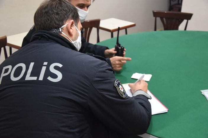 Kütahya’da kumar oynarken yakalanan 14 kişiye 65 bin 240 lira ceza -6