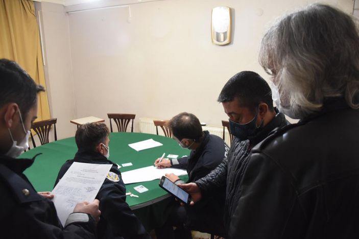 Kütahya’da kumar oynarken yakalanan 14 kişiye 65 bin 240 lira ceza -1