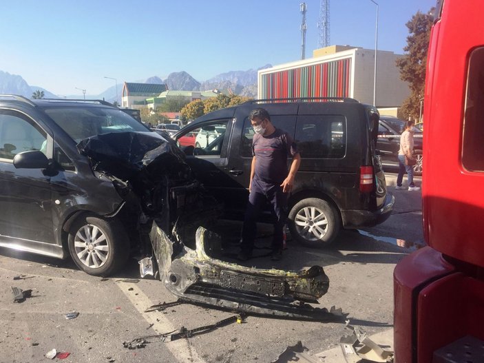 Ehliyetine el konulan sürücü zincirleme kazaya neden oldu: 6 yaralı -1