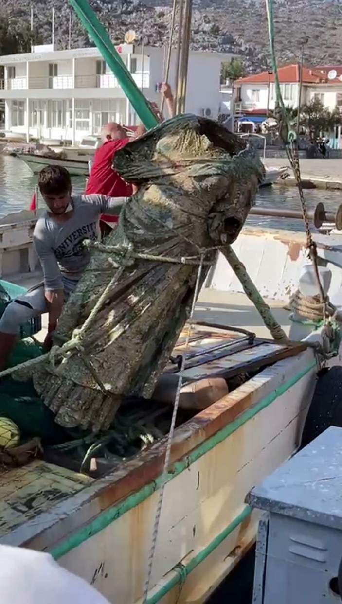 Marmaris’te balıkçı ağına 2 metrelik heykel takıldı