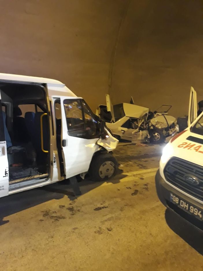 Artvin'de minibüs ile otomobil çarpıştı: 1 ölü, 4 yaralı -3