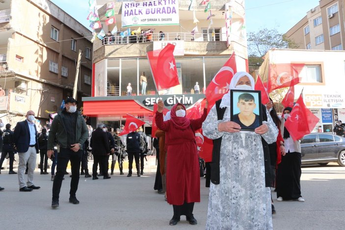 Şırnaklı kadınlar, engellemelere rağmen HDP önündeki eylemlerini sürdürdü -1