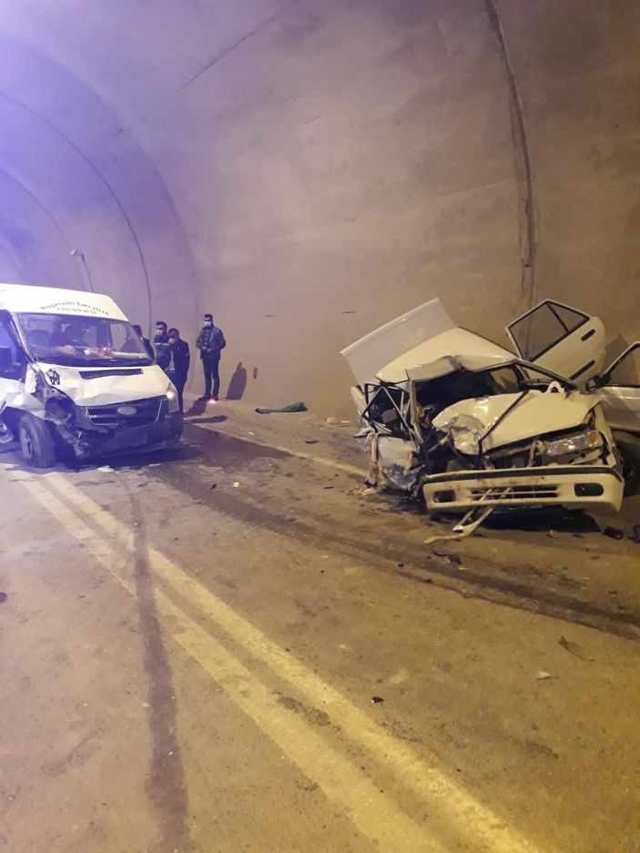 Artvin'de minibüs ile otomobil çarpıştı: 1 ölü, 4 yaralı -1