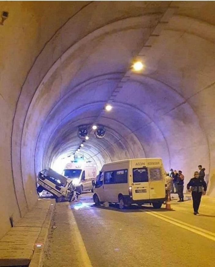 Artvin'de minibüs ile otomobil çarpıştı: 1 ölü, 4 yaralı -2