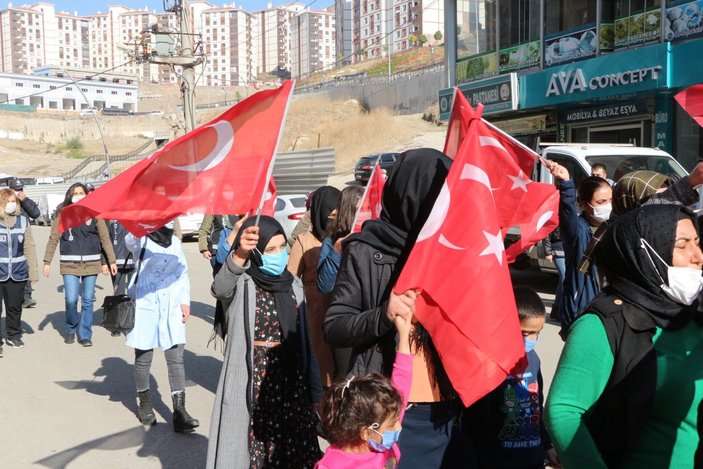 Şırnaklı kadınlar, engellemelere rağmen HDP önündeki eylemlerini sürdürdü -7