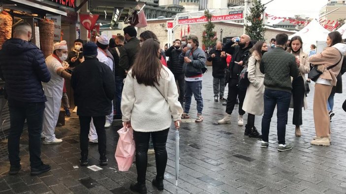 Taksim'de restoranların önü doldu taştı -4
