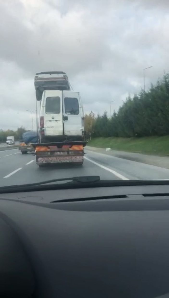 İstanbul'da trafiği tehlikeye düşüren görüntüler kamerada -1