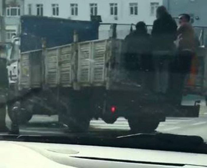 Kamyonet kasasında tehlikeli yolculuk -1