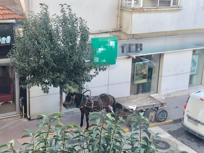 At arabasını kaldırıma park eden kişiye 132 lira ceza -1