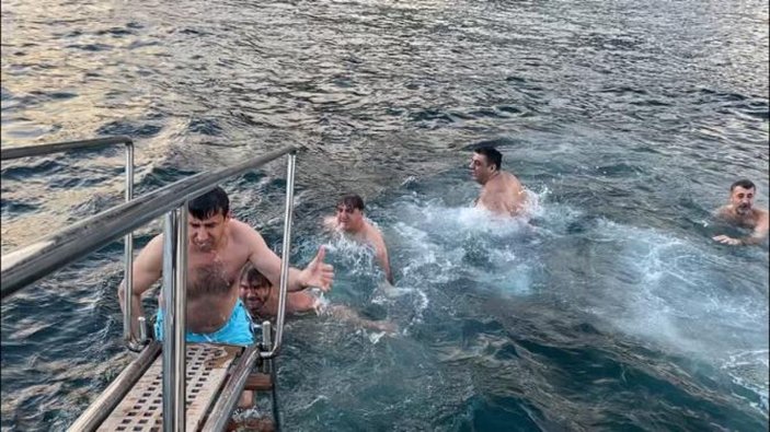 İstanbul Boğazı'nın buz gibi suyuna girip kulaç attılar -5
