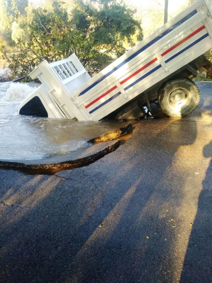 Bodrum'da su borusu patladı, kamyonet içine düştü