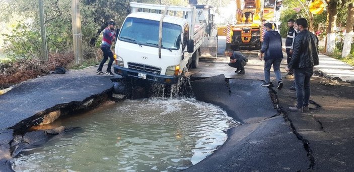 Bodrum'da su borusu patladı, kamyonet içine düştü