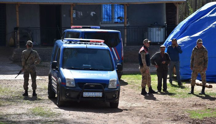 Annesini öldürüp, kendisi ve eşini de yaralayan babasının hastaneden çıkmasından korkuyor -8