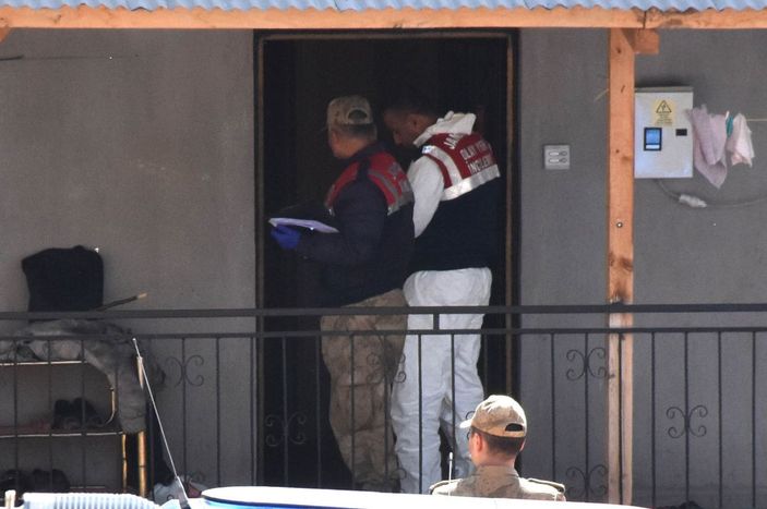 Annesini öldürüp, kendisi ve eşini de yaralayan babasının hastaneden çıkmasından korkuyor -10