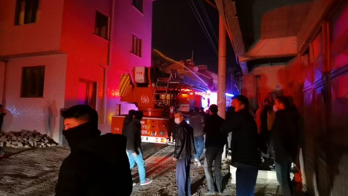 Bursa'da yatağa bağımlı kadın, çıkan yangında son anda kurtarıldı