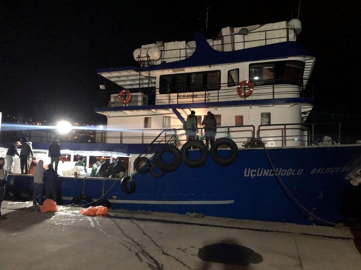 Karadeniz'de balıkçılar, yüzlerce kasa hamsiyle döndü