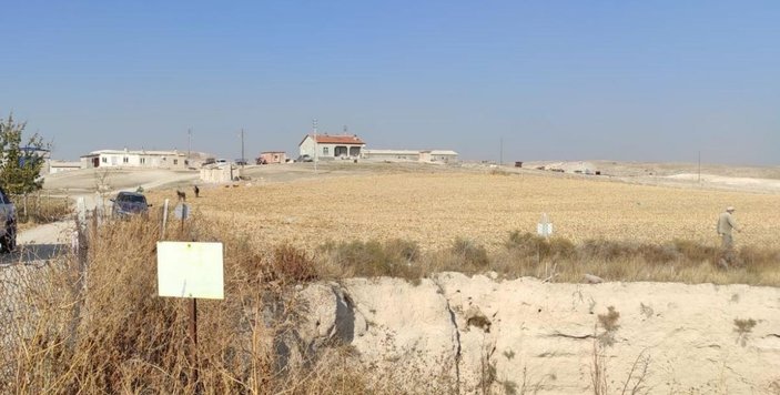Konya'da 2 obruk oluşan tarlada ekime devam ediyorlar