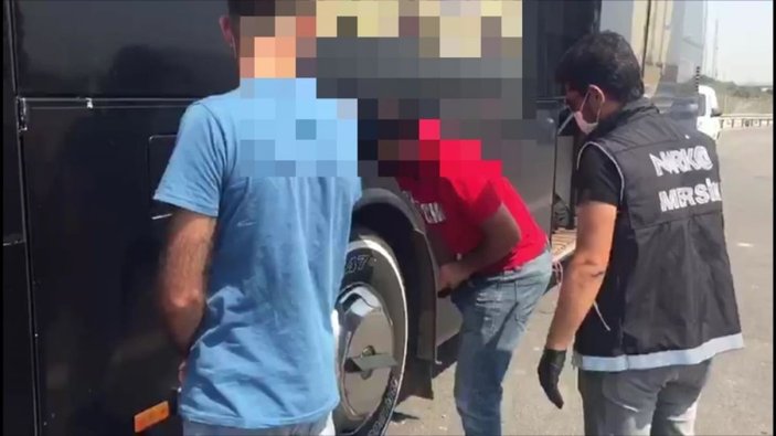 Mersin'de iç çamaşırında uyuşturucu sevkiyatını polis önledi