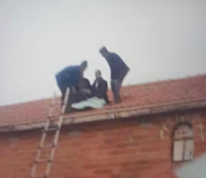 Konya'da takla atan kamyonetten fırlayan sürücü, evin çatısına uçtu