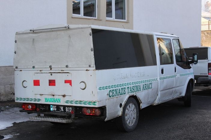 d İran sınırında 3 kaçak göçmen donarak öldü