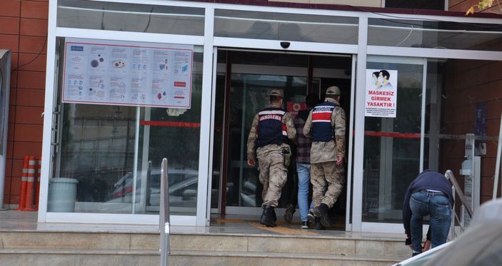 Otomobil ve 30 bin liralık eşya hırsızlığı şüphelisi adliyede -1