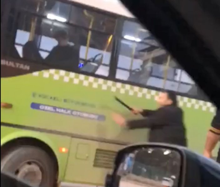 Trafikte tartıştığı halk otobüsü şoförüne copla saldırdı -1