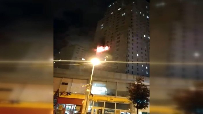Esenyurt'ta 30 katlı binada yangın: Yüzlerce kişi tahliye edildi