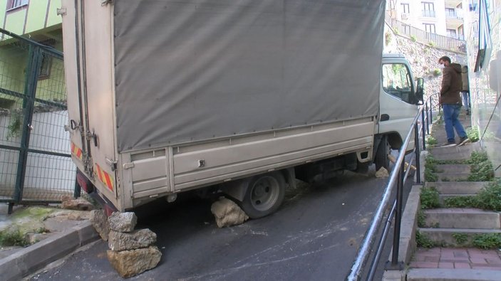 Şişli'de yokuştan kayarak kaldırıma çıkan kamyoneti kurtarma seferberliği -5