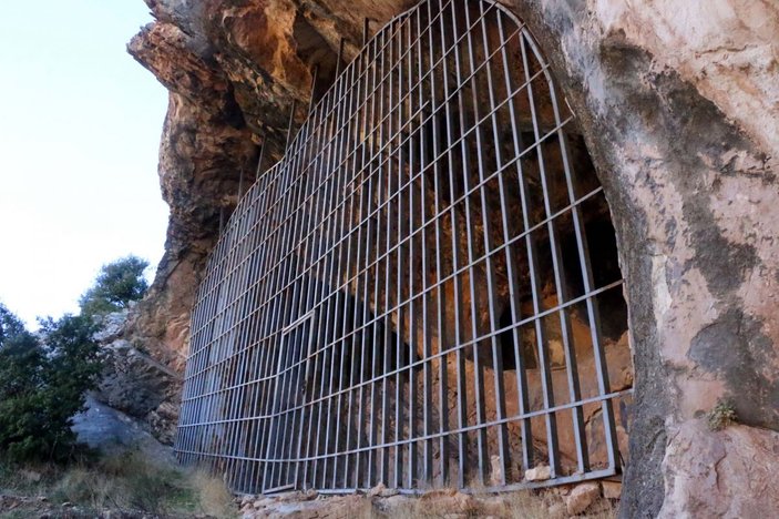 Defineciler tarafından tahrip edilen mağarada demir kapılı önlem -1