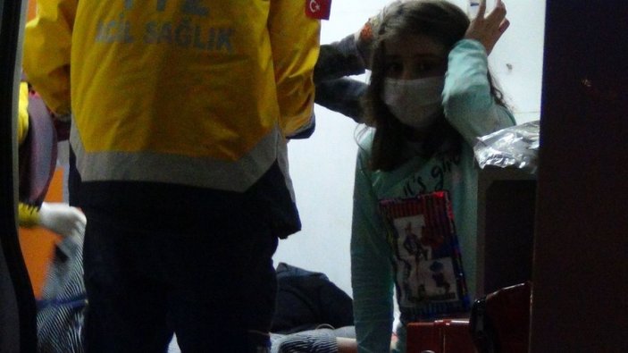 Bursa'da kaza yapan araçtaki anne, yaralı haliyle çocuğunu teselli etti