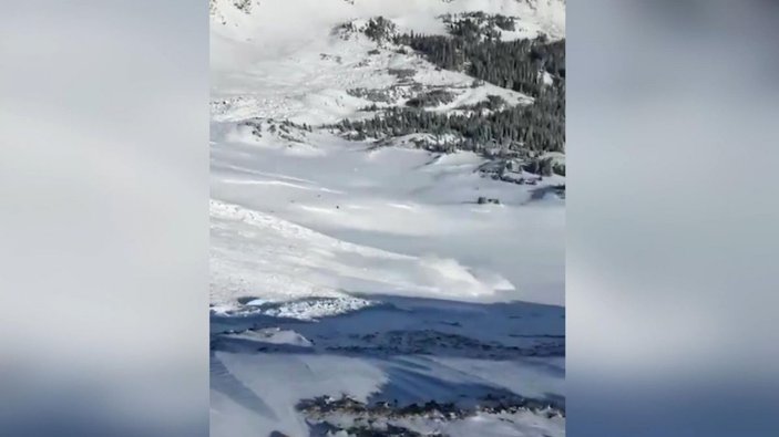 ABD’de kayakçılar çığ altında kalmaktan son anda kurtuldu -4
