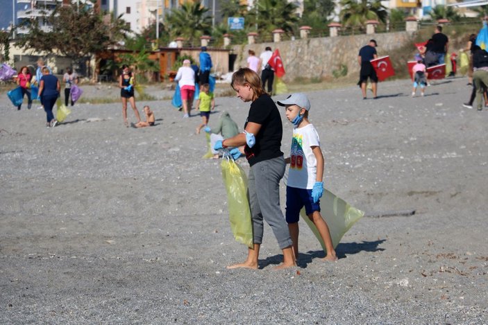 Alanya'da yerleşik yabancılar sahili temizledi -6