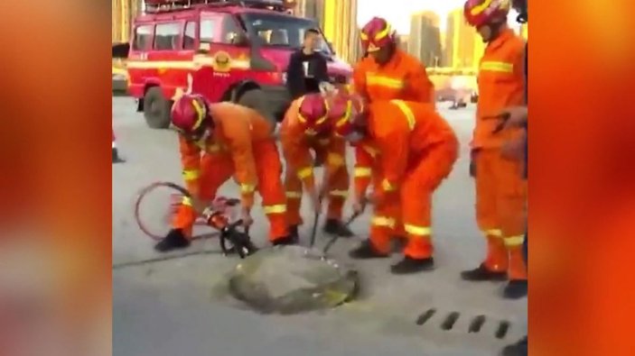 Çin’de rögar kuyusunda 3 gün mahsur kalan temizlik işçisi böyle kurtarıldı -1