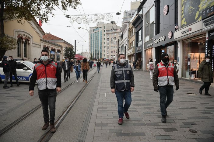 İstiklal Caddesi'nde kamerayı görünce maskeyi indirip poz verdi -9