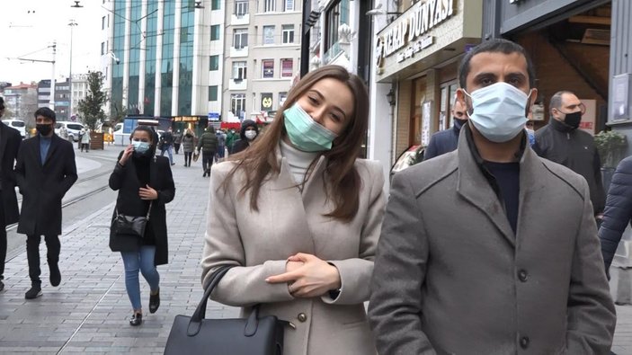 İstiklal Caddesi'nde kamerayı görünce maskeyi indirip poz verdi -2