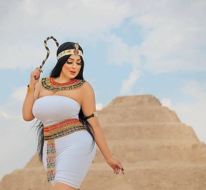 Mısır’da piramitlerin önünde çektiği fotoğraflar nedeniyle fotoğrafçı gözaltına alındı