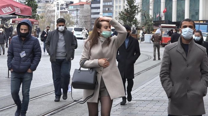 İstiklal Caddesi'nde kamerayı görünce maskeyi indirip poz verdi -1