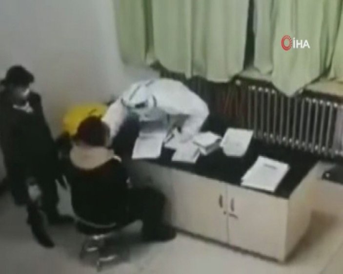 Çin'de koronavirüs testinde canı yanan hasta, hemşireye saldırdı