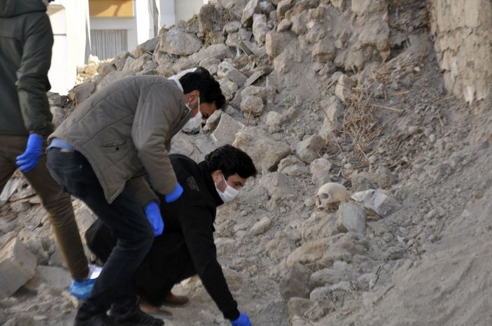 Yıkılan metruk evde insan kafatası ve kemikleri bulundu -3