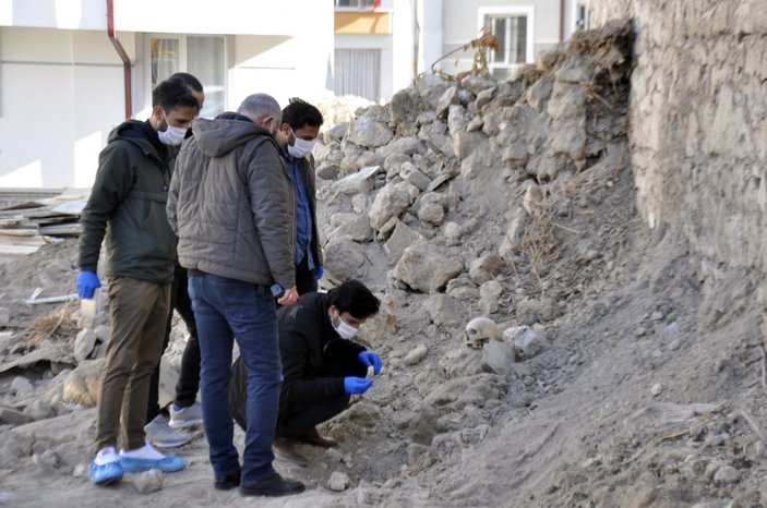 Yıkılan metruk evde insan kafatası ve kemikleri bulundu -7