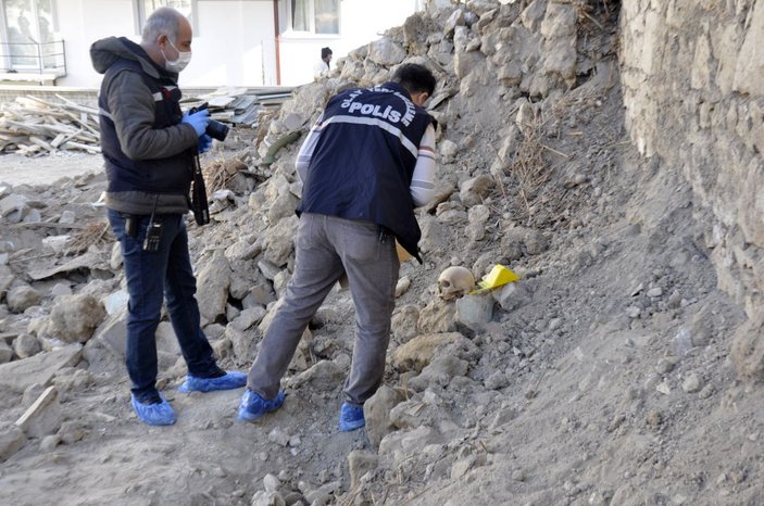 Yıkılan metruk evde insan kafatası ve kemikleri bulundu -9