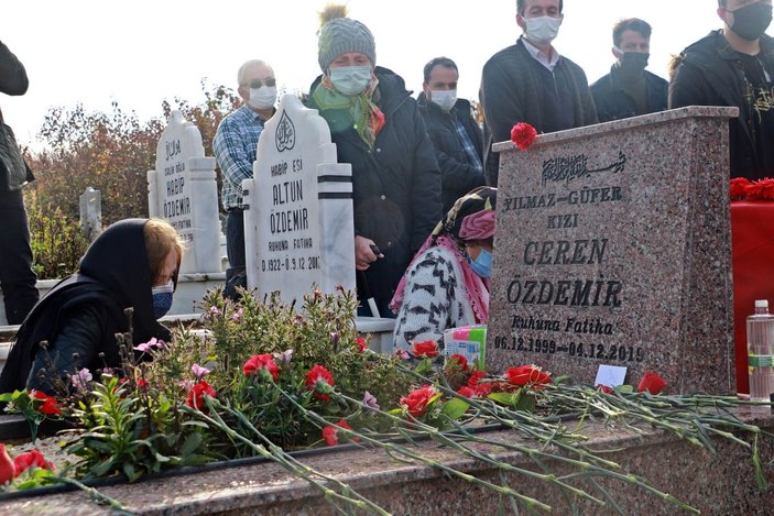 Ceren Özdemir, 1'inci ölüm yıl dönümünde mezarı başında anıldı -7