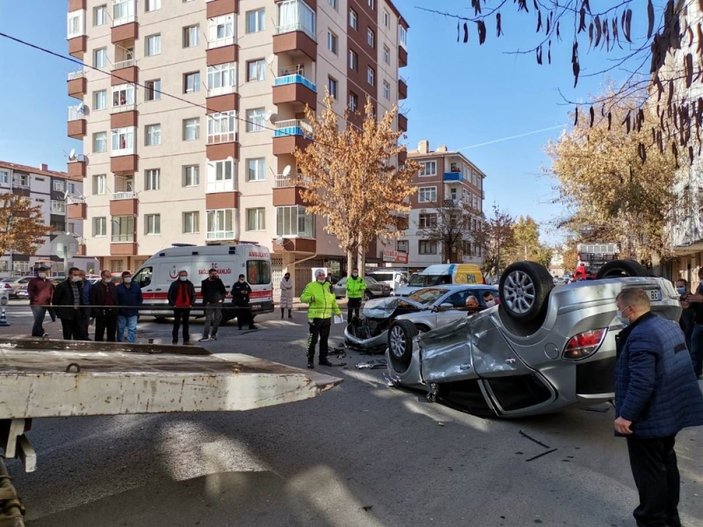 Kaza yapan otomobil ters döndü: 3 yaralı -5