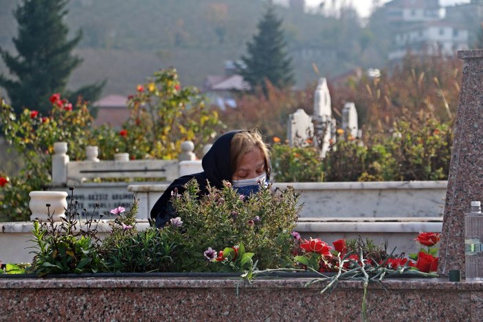 Ceren Özdemir, 1'inci ölüm yıl dönümünde mezarı başında anıldı -8
