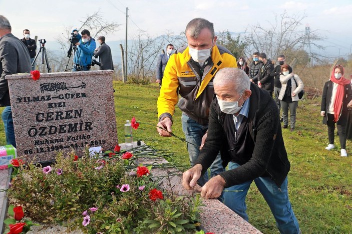 Ceren Özdemir, 1'inci ölüm yıl dönümünde mezarı başında anıldı -3